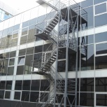 Пожарная лестница с площадками по фасаду дома, Челябинск